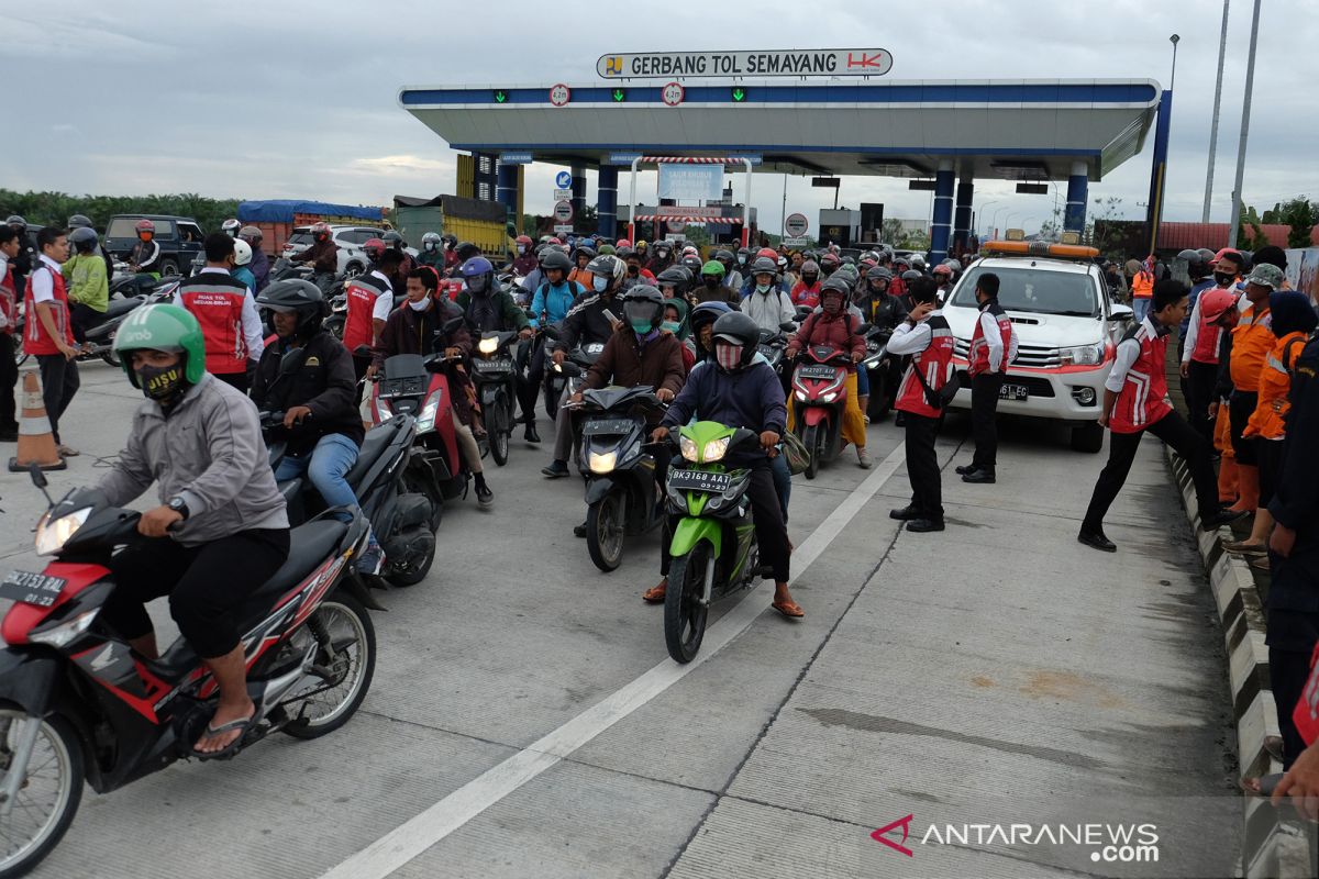antarafoto-terobos-tol-dampak-banjir-deli-serdang-041220-im-2.jpg