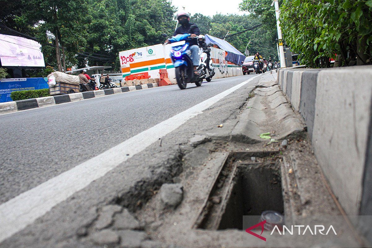 Besi-drainase-hilang-di-Jakarta-100525-Fhs-1.jpg
