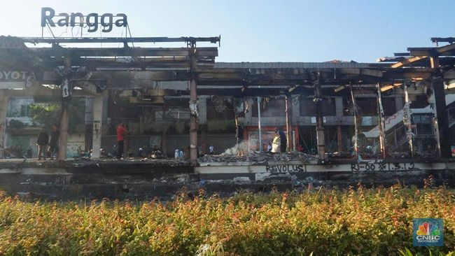 halte-bus-senen-yang-hangus-terbakar-cnbc-indonesiamuhamad-sabki-1756519108942_169.jpeg