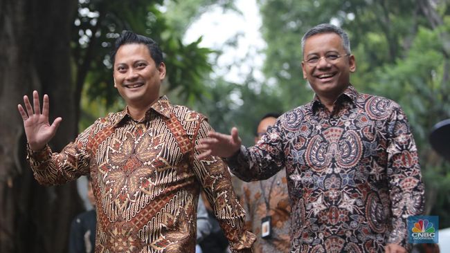wamenkeu-thomas-djiwandono-dan-suahasil-nazara-tiba-di-jalan-kartanegara-selasa-15102024-4_169.jpeg